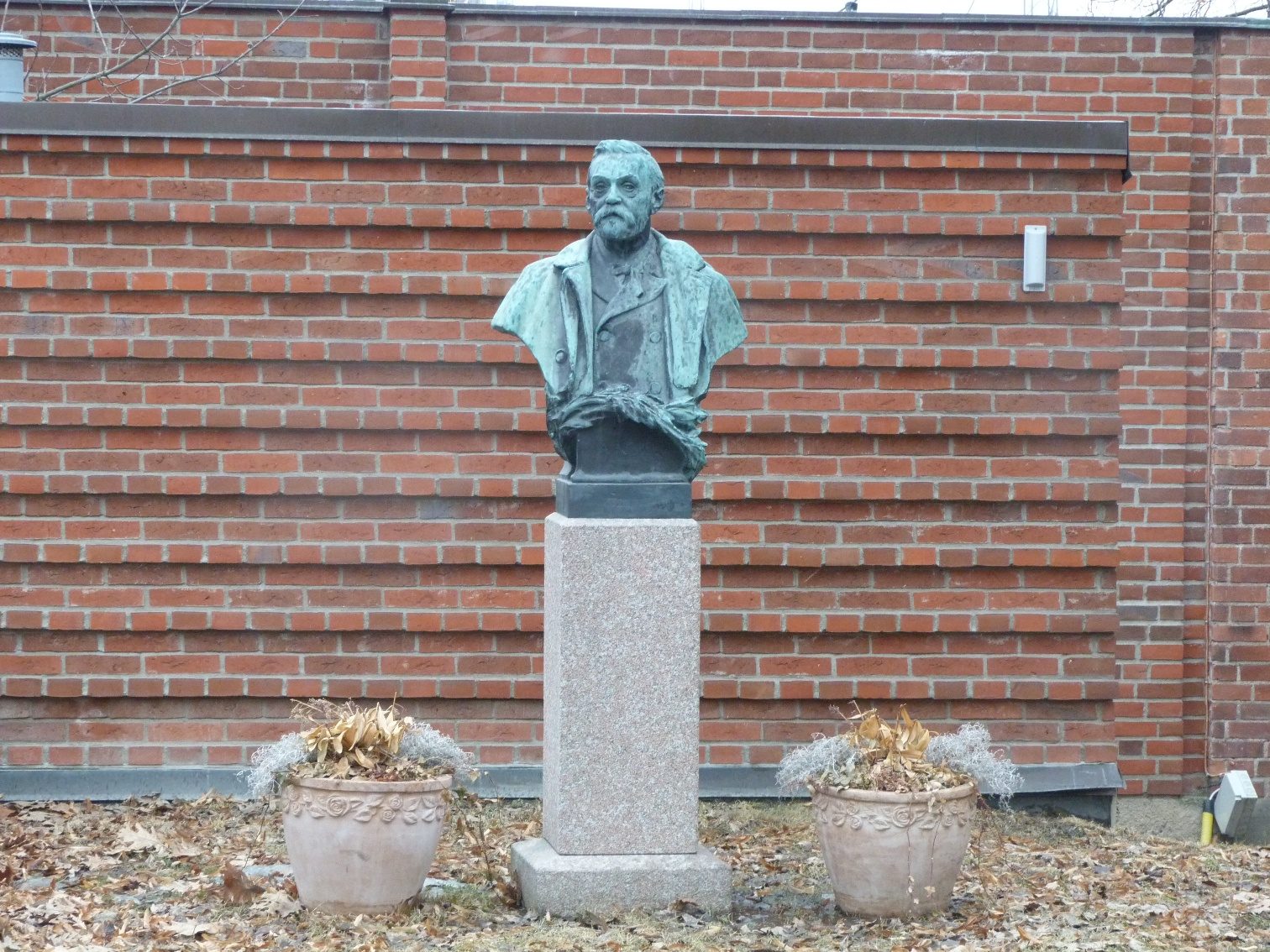 Alfred%20Nobel%27s%20monument%2C%20Karolinska%20Institutet%20Solna%20Campus%2C%20Stockholm%20-%2001.JPG